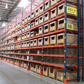 selective pallet racking system by Souk Stores
