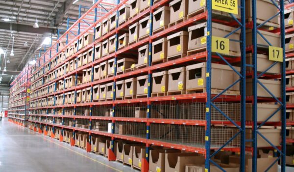selective pallet racking system by Souk Stores
